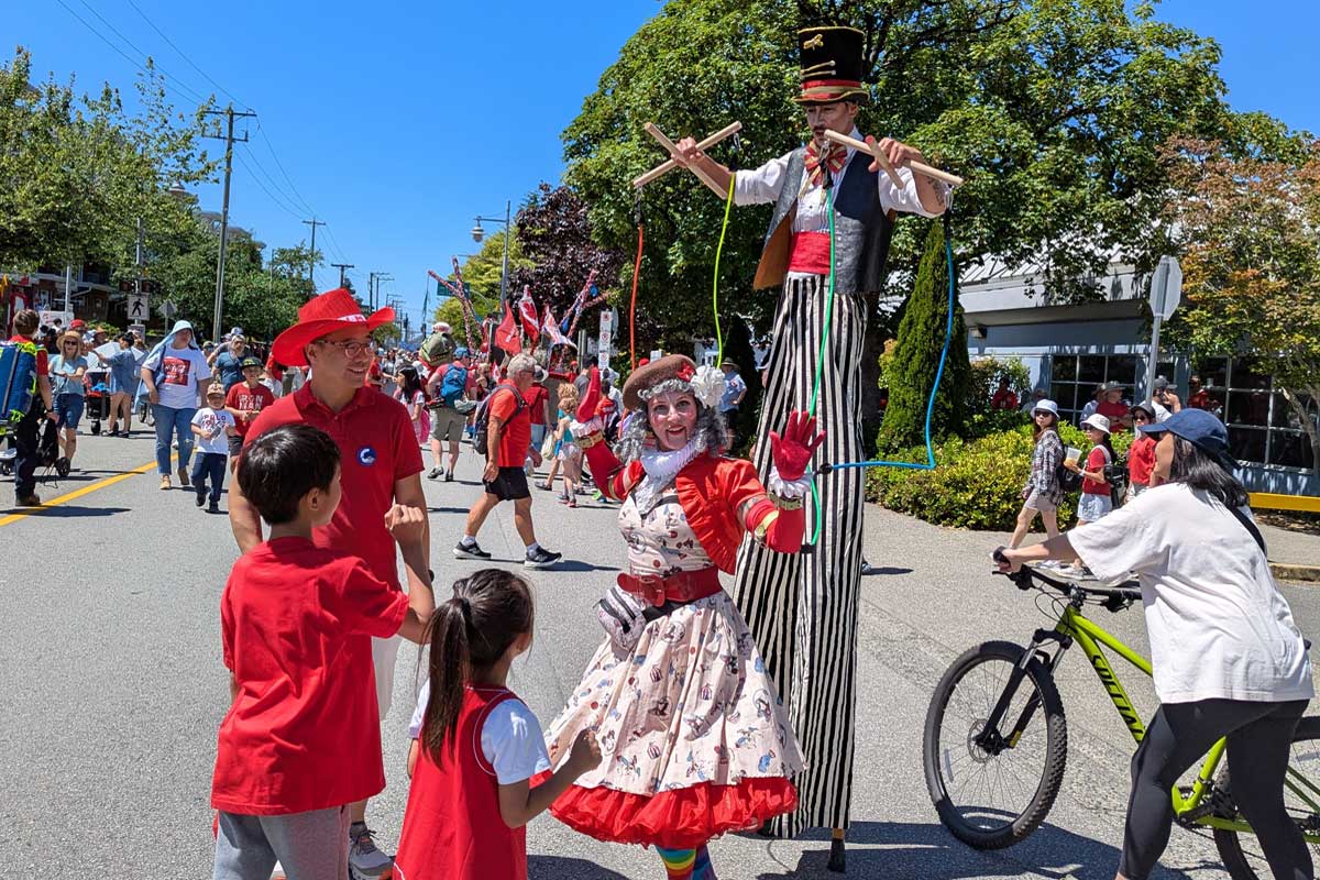 大道芸人に興味津々の子どもたち。2025年7月1日、リッチモンド市。撮影　日加トゥデイ