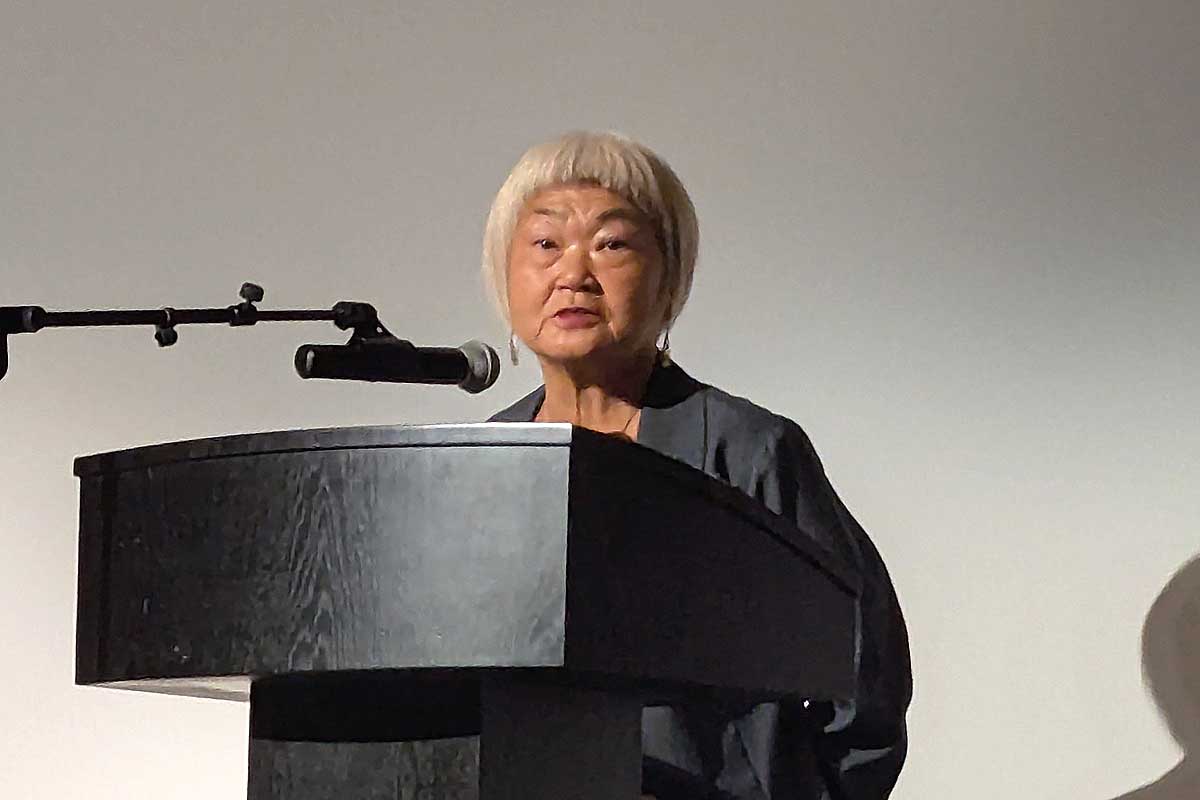 NAJC事務局長・石井キャロラインさんがあいさつ。2025年7月5日、ハミルトン市。撮影　三島直美／日加トゥデイ