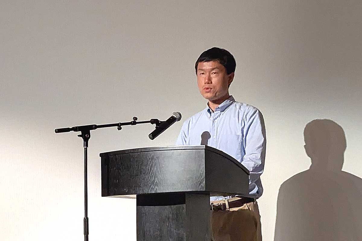 あいさつで「サーローさんの言葉に直接耳の傾けられる貴重な機会と思っております」と語る在トロント日本国総領事時間・太田友啓領事。2025年7月5日、ハミルトン市。撮影　三島直美／日加トゥデイ