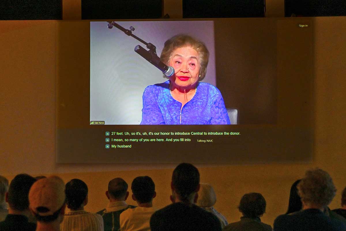 ハミルトン会場とオンラインでつなぎ、サーロー節子さんの上映前あいさつを映し出す。2025年7月5日、バンクーバー市。Photo by Koichi Saito