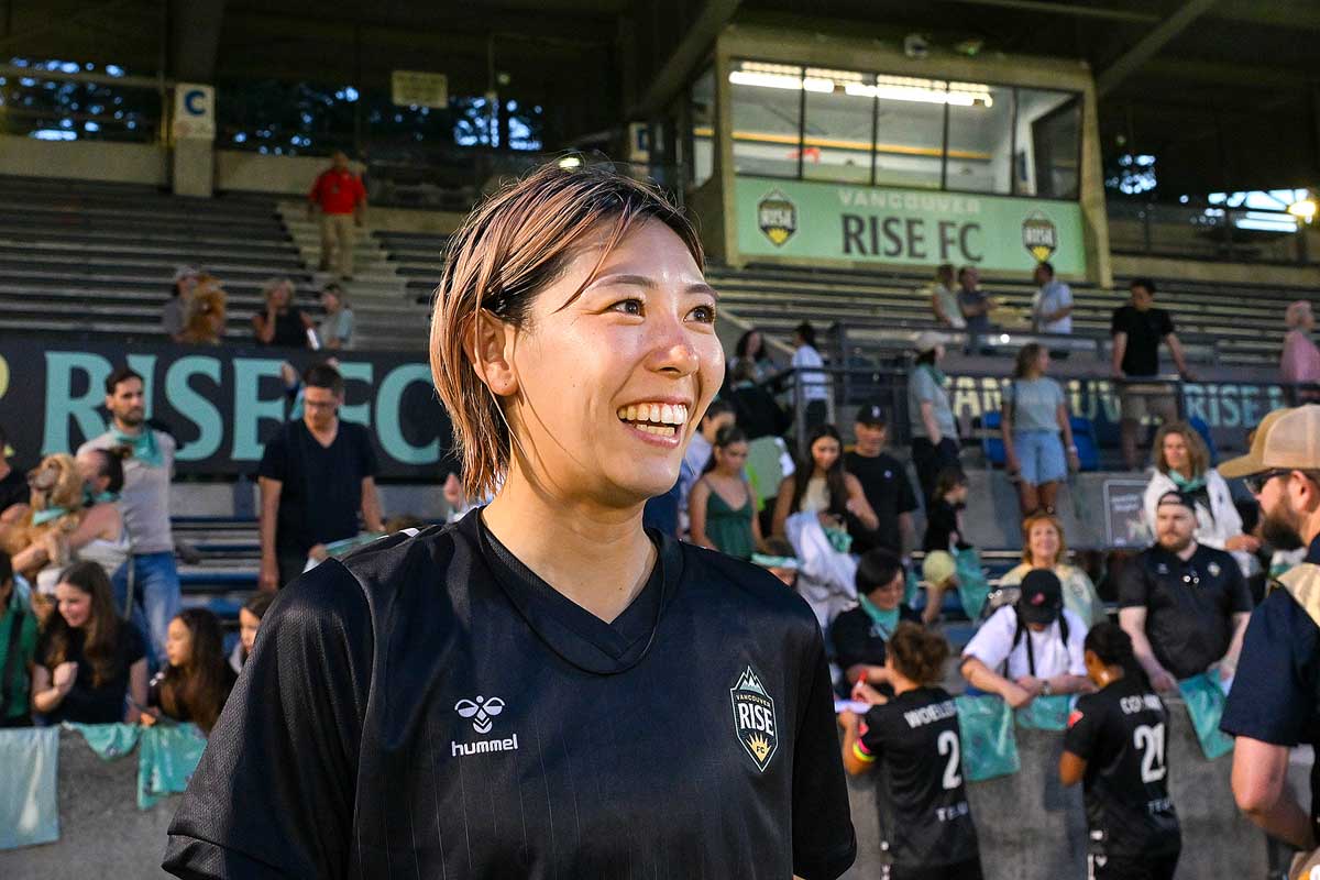 試合後のインタビューに応じる岡本。2025年7月24日、バーナビー市スワンガードスタジアム。撮影　斉藤光一／日加トゥデイ