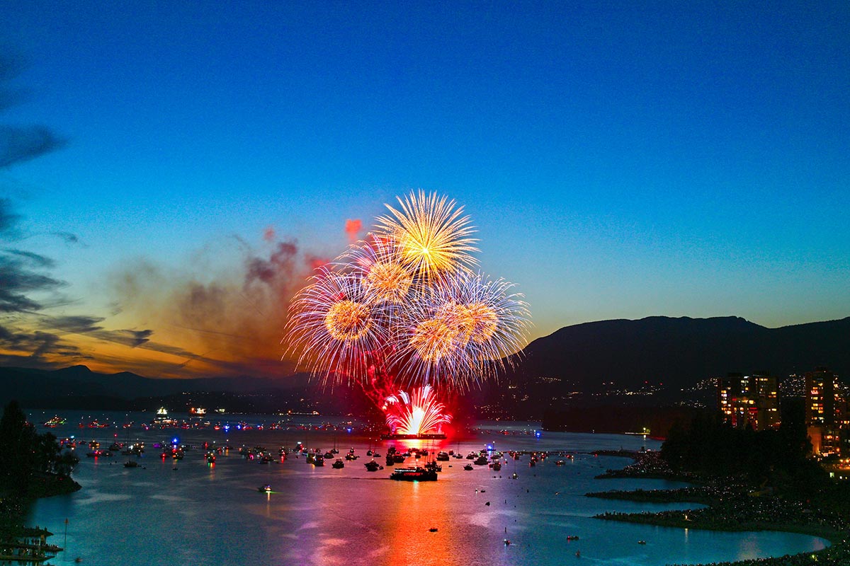 日が暮れる淡い紺碧の空を背景に上がるHonda Celebration of Light 2025、ユーコン準州の花火。2025年7月19日、バンクーバー市。Photo by Koichi Saito
