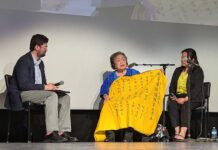 サーロー節子さんインタビュー「I have to break the silence」プライバシーを犠牲にして訴え続けたトロントでの活動 講演の時にはいつも持っているという被爆時に広島女学院に通っていた学生や教職員の名前が書かれた黄色い布を広げて説明するサーロー節子さん。2025年7月5日、ハミルトン市。撮影 三島直美/日加トゥデイ