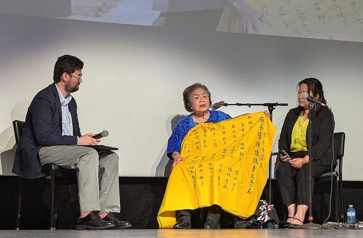 サーロー節子さんインタビュー「I have to break the silence」プライバシーを犠牲にして訴え続けたトロントでの活動 講演の時にはいつも持っているという被爆時に広島女学院に通っていた学生や教職員の名前が書かれた黄色い布を広げて説明するサーロー節子さん。2025年7月5日、ハミルトン市。撮影 三島直美/日加トゥデイ