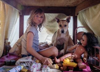 “Don’t Let’s Go to the Dogs Tonight” 植民地時代に生きる少女 写真: 2015 Sony Picftures Classics