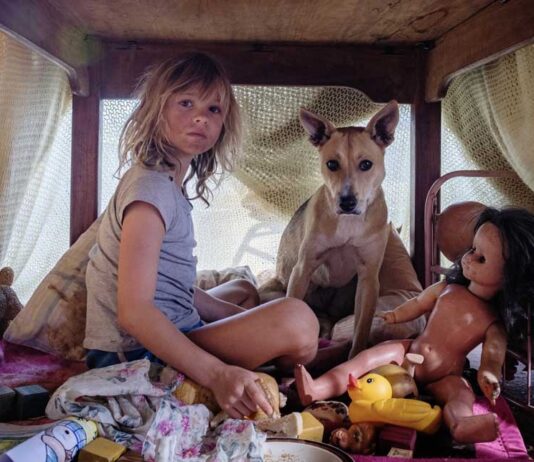 “Don’t Let’s Go to the Dogs Tonight” 植民地時代に生きる少女 写真: 2015 Sony Picftures Classics