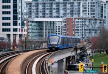 メトロバンクーバー公共交通機関スカイトレインの新車両お披露目、乗客定員数は25%増 エキスポラインを走るMark V。写真 トランスリンク フェイスブックより。