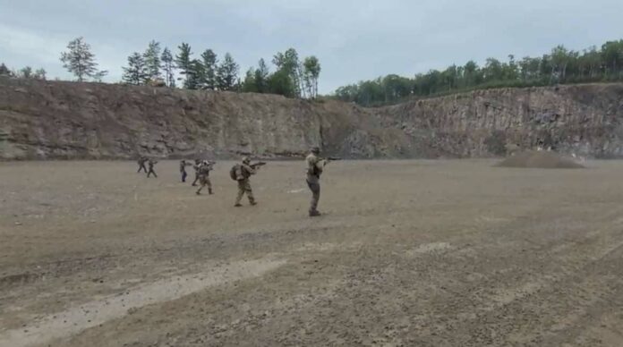 容疑者らが参加していた軍隊式のトレーニングの様子。写真：RCMPウェブサイトから