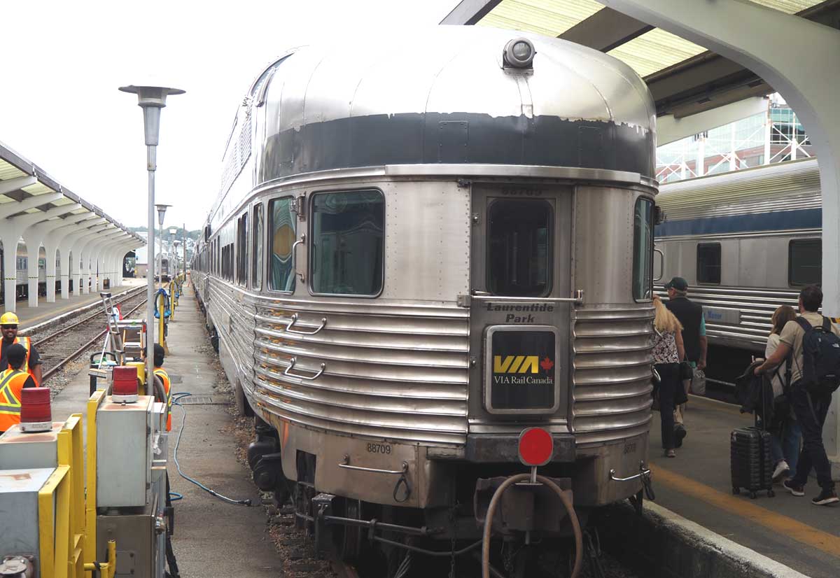 カナダ西部バンクーバーに停車中の「カナディアン」の客車（大塚圭一郎撮影）