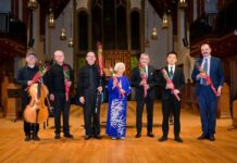 静かに考える戦後80年・癒しのコンサート、バンクーバーで開催 左から、ペンさん、エップさん、ラムズボトムさん、ランメルさん、アクネさん、新屋さん、コーバーンさん。バラを贈られ最後に全員で。2025年8月15日、バンクーバー市。Photo by Koichi Saito/FRASER MONTHLY