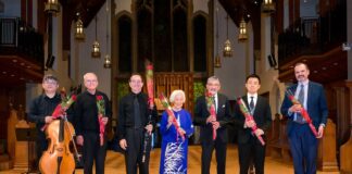 静かに考える戦後80年・癒しのコンサート、バンクーバーで開催 左から、ペンさん、エップさん、ラムズボトムさん、ランメルさん、アクネさん、新屋さん、コーバーンさん。バラを贈られ最後に全員で。2025年8月15日、バンクーバー市。Photo by Koichi Saito/FRASER MONTHLY