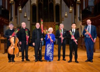 静かに考える戦後80年・癒しのコンサート、バンクーバーで開催 左から、ペンさん、エップさん、ラムズボトムさん、ランメルさん、アクネさん、新屋さん、コーバーンさん。バラを贈られ最後に全員で。2025年8月15日、バンクーバー市。Photo by Koichi Saito/FRASER MONTHLY