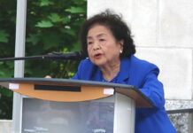 サーロー節子さんインタビュー「被爆80年トロントの平和の灯に願いを込める」 オンタリオ州トロント市庁舎平和庭園で行われた「広島・長崎デー」イベントでスピーチするサーロー節子さん。2025年8月6日、トロント市。写真提供 井上ヨシさん