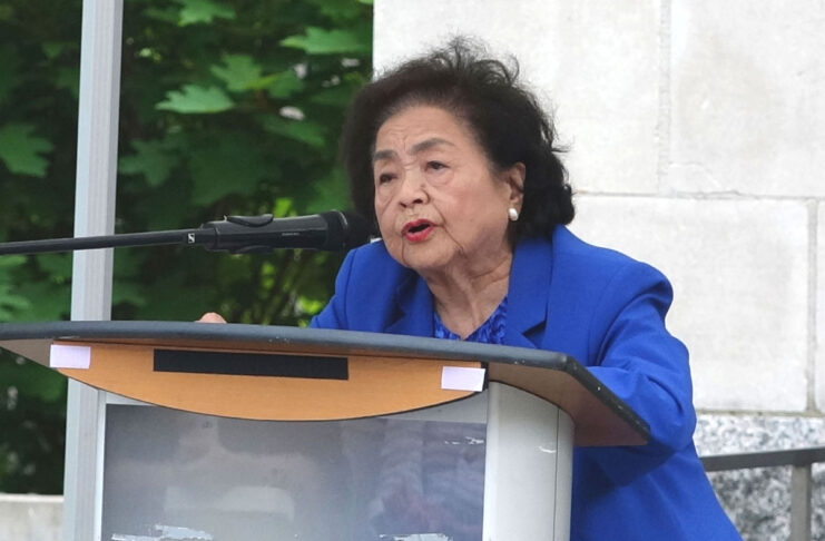 サーロー節子さんインタビュー「被爆80年トロントの平和の灯に願いを込める」 オンタリオ州トロント市庁舎平和庭園で行われた「広島・長崎デー」イベントでスピーチするサーロー節子さん。2025年8月6日、トロント市。写真提供 井上ヨシさん