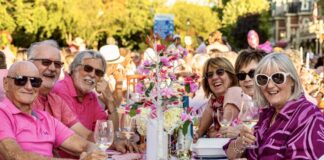 カナダ・オンタリオ州 ナイアガラでワイナリーを訪ねる ナイアガラ・オン・ザ・レイクでワインを楽しんでいる様子。写真提供:ナイアガラ・オン・ザ・レイク観光局