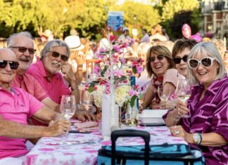 カナダ・オンタリオ州 ナイアガラでワイナリーを訪ねる ナイアガラ・オン・ザ・レイクでワインを楽しんでいる様子。写真提供:ナイアガラ・オン・ザ・レイク観光局