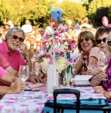 カナダ・オンタリオ州 ナイアガラでワイナリーを訪ねる ナイアガラ・オン・ザ・レイクでワインを楽しんでいる様子。写真提供:ナイアガラ・オン・ザ・レイク観光局