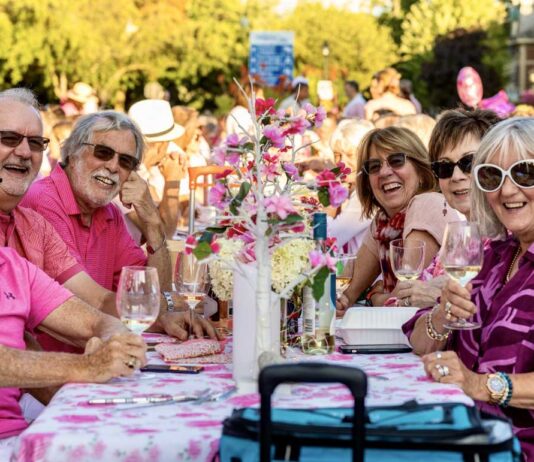 カナダ・オンタリオ州 ナイアガラでワイナリーを訪ねる ナイアガラ・オン・ザ・レイクでワインを楽しんでいる様子。写真提供:ナイアガラ・オン・ザ・レイク観光局