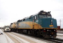 「カナダ“乗り鉄”の旅」第27回 世界的人気を誇るカナダの看板夜行列車、客車は“ビンテージ品”! シリーズ「カナディアン」【1】 VIA鉄道カナダの夜行列車「カナディアン」(カナダ西部サスカチワン州で大塚圭一郎撮影)