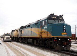 「カナダ“乗り鉄”の旅」第27回 世界的人気を誇るカナダの看板夜行列車、客車は“ビンテージ品”! シリーズ「カナディアン」【1】 VIA鉄道カナダの夜行列車「カナディアン」(カナダ西部サスカチワン州で大塚圭一郎撮影)