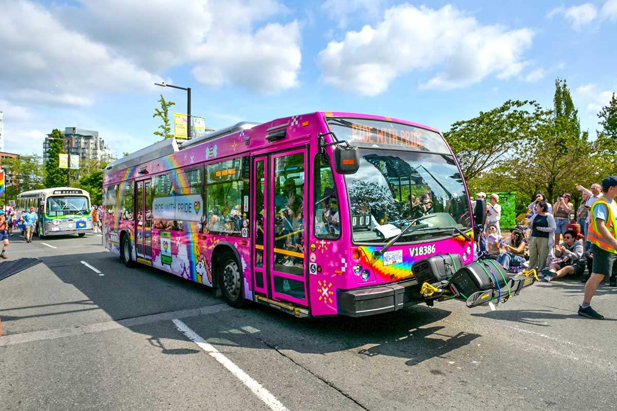 トランスリンクのプライドパレード仕様のバス。2025年8月3日、バンクーバー市。Photo by Koichi Saito