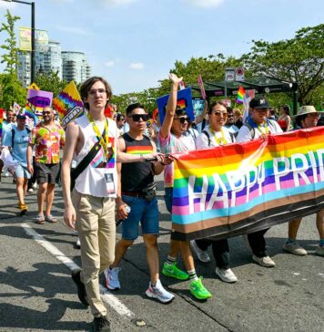 プライドパレード2025 ルート変更でも盛り上がる トランスリンクのパレード。2025年8月3日、バンクーバー市。Photo by Koichi Saito
