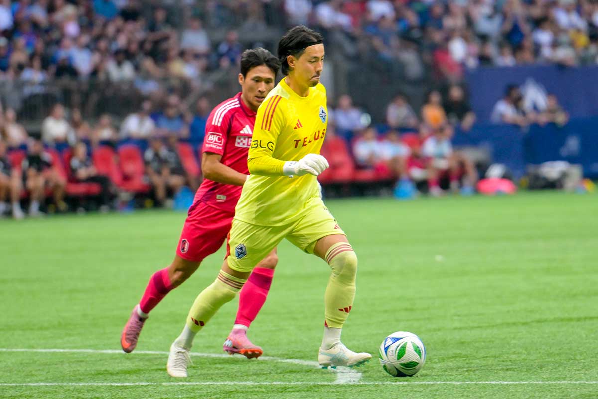 セントルイス韓国人選手Jeongに迫られるGK高丘。2025年8月23日、BCプレース。Photo by Koichi Saito/Japan Canada Today
