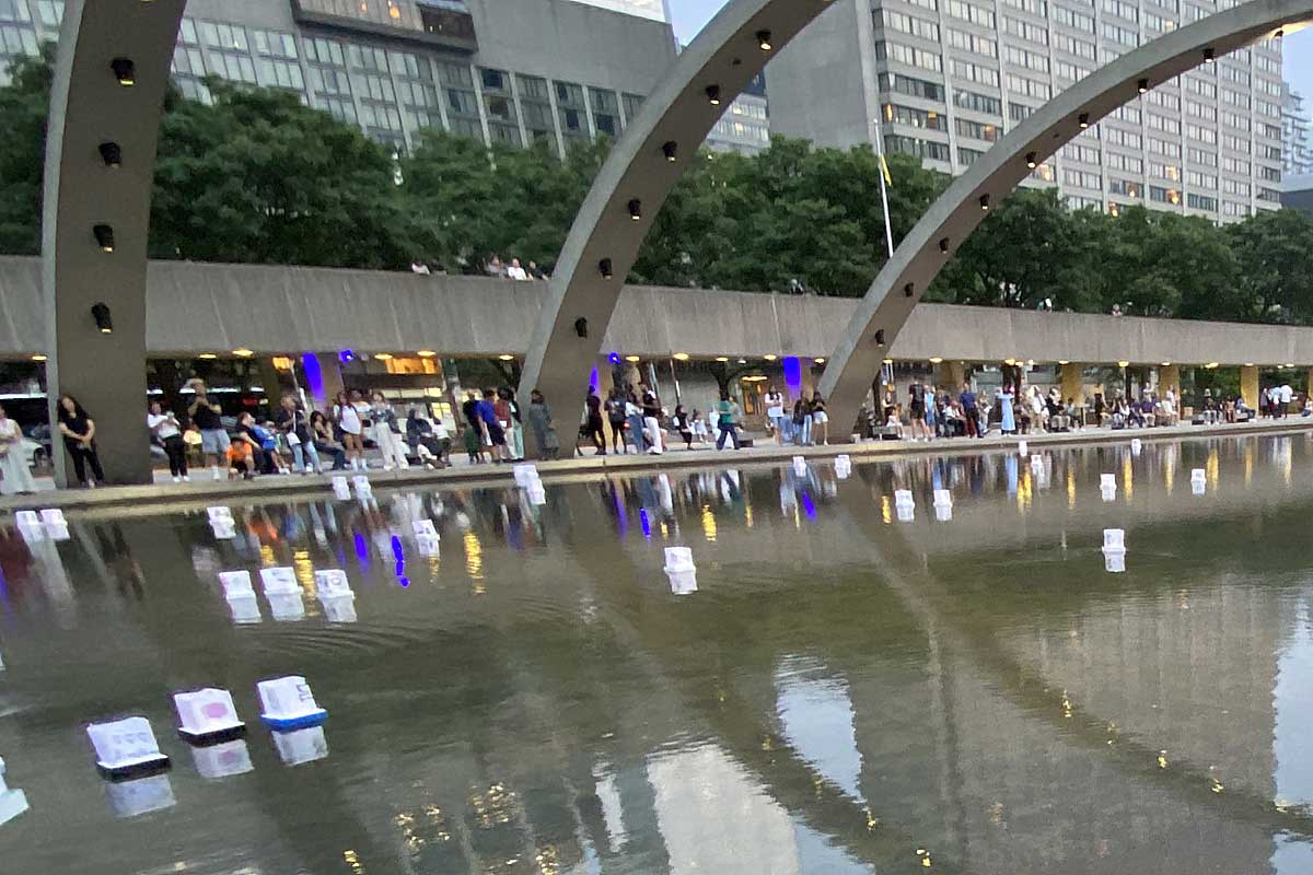 8月6日トロント市庁舎前での灯篭流し。2025年8月6日、オンタリオ州トロント市。写真提供 澤原こずえさん