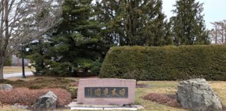 歳時記 二〇二五年八月 ケベック州モントリオール植物園日本庭園前。2025年4月5日、モントリオール市。撮影 日加トゥデイ