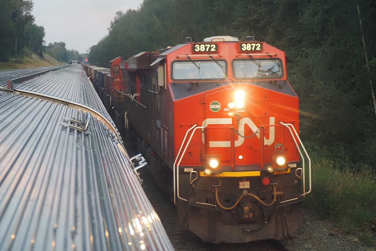 ＶＩＡ鉄道カナダのカナディアンとすれ違うカナディアン・ナショナル鉄道（ＣＮ）の貨物列車（大塚圭一郎撮影）