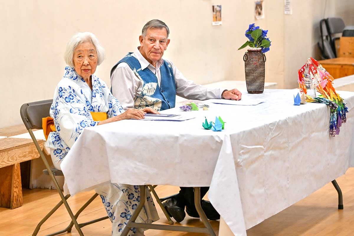 7月5日に行われた「終戦80年-広島長崎を通して戦争を考える-(80 Years On: Learning from Hiroshima and Nagasaki, Together with the Next Generation)」でのランメル幸さん(左)とチャールズさん。2025年7月5日、バンクーバー市。Photo by Koichi Saito