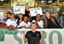 NSLバンクーバー・ライズがプレーオフ進出 岡本選手「すごいワクワクしています」 試合後にファンと一緒に記念撮影する岡本。2025年7月24日、バーナビー市。Photo by Koichi Saito/Japan Canada Today