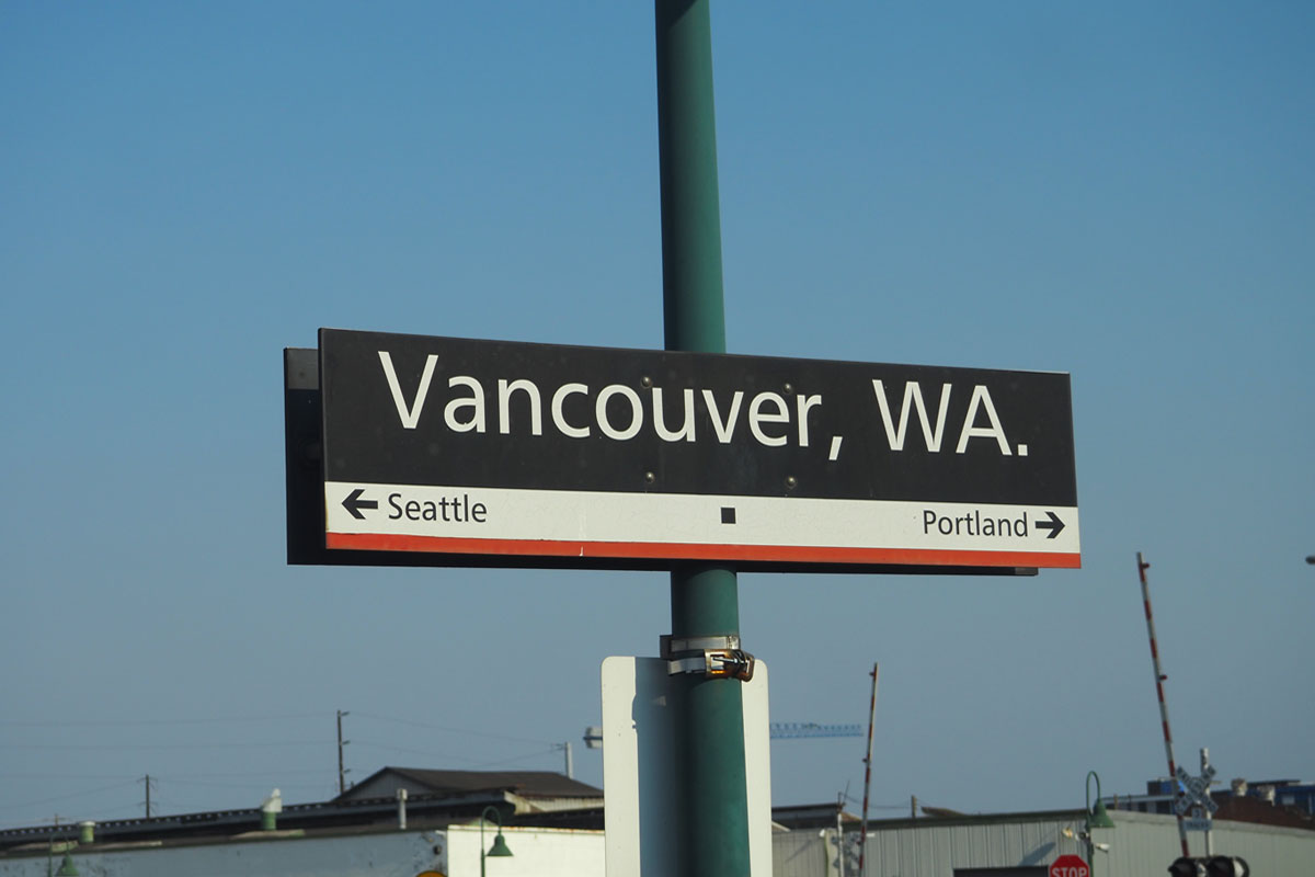 アメリカ西部ワシントン州のバンクーバー駅の駅名標。ワシントン州を示す「ＷＡ」と記されている（大塚圭一郎撮影）