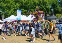 第49回パウエル祭が開幕 来年の50周年に向けて始動 神輿の周りを多くの人が囲み、威勢のよい掛け声とともに練り歩いた。最後には観客から大きな拍手が送られ、会場は一層の熱気に包まれた。2025年8月2日、バンクーバー市。Photo by Koichi Saito/Japan Canada Today