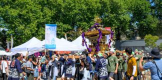 第49回パウエル祭が開幕 来年の50周年に向けて始動 神輿の周りを多くの人が囲み、威勢のよい掛け声とともに練り歩いた。最後には観客から大きな拍手が送られ、会場は一層の熱気に包まれた。2025年8月2日、バンクーバー市。Photo by Koichi Saito/Japan Canada Today