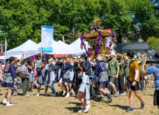 第49回パウエル祭が開幕 来年の50周年に向けて始動 神輿の周りを多くの人が囲み、威勢のよい掛け声とともに練り歩いた。最後には観客から大きな拍手が送られ、会場は一層の熱気に包まれた。2025年8月2日、バンクーバー市。Photo by Koichi Saito/Japan Canada Today