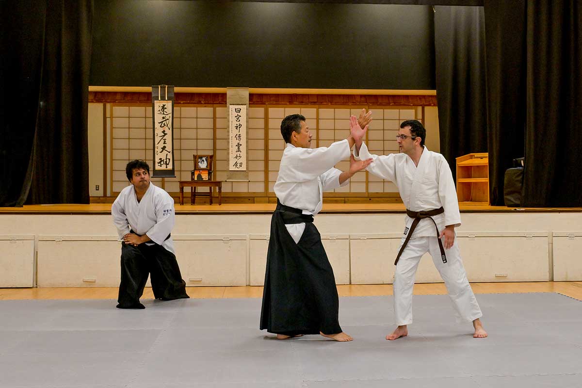 バンクーバー日本語学校で行われた祥平塾合気道カナダによる演武。受け（攻撃側）と投げ（防御側）の役割を担い、打撃やつかみへの対応や、転がり技、武器の取り方、護身術などを披露した。2025年8月2日、バンクーバー市。Photo by Koichi Saito/Japan Canada Today