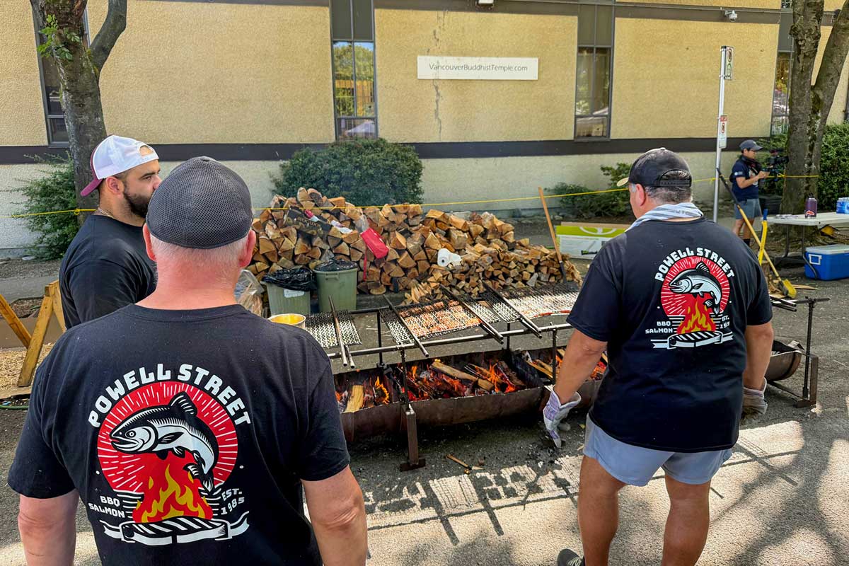 サーモンBBQには開幕前から長蛇の列ができ、香ばしいバーベキューの香りが広がった。2025年8月2日、バンクーバー市。Photo by Koichi Saito/Japan Canada Today