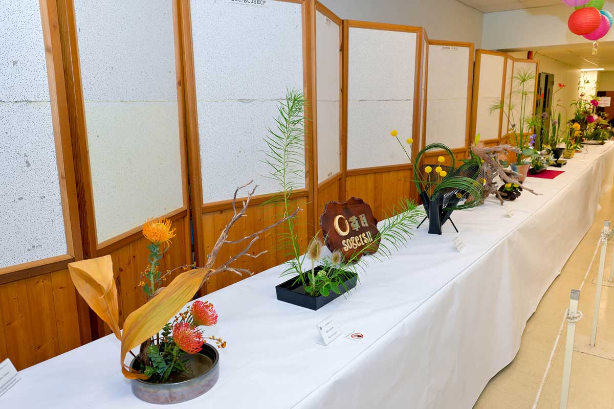 バンクーバー仏教会で行われたバンクーバー生け花協会による展示。4つの流派のスタイルが並び、日本の花道の多様な美しさが披露された。2025年8月2日、バンクーバー市。Photo by Koichi Saito/Japan Canada Today