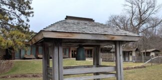 モントリオール植物園日本館日本庭園での広島原爆祈念式典 広島市から寄贈された「平和の鐘」。2025年4月5日、モントリオール市。撮影 三島直美/日加トゥデイ