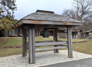 広島原爆投下80年に姉妹都市モントリオールで原爆パネル展 広島市から寄贈された「平和の鐘」。2025年4月5日、モントリオール市。撮影 三島直美/日加トゥデイ