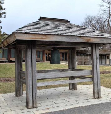 広島原爆投下80年に姉妹都市モントリオールで原爆パネル展 広島市から寄贈された「平和の鐘」。2025年4月5日、モントリオール市。撮影 三島直美/日加トゥデイ