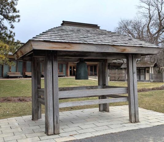 広島原爆投下80年に姉妹都市モントリオールで原爆パネル展 広島市から寄贈された「平和の鐘」。2025年4月5日、モントリオール市。撮影 三島直美/日加トゥデイ