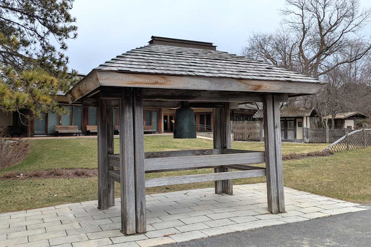 広島市から寄贈された「平和の鐘」。2025年4月5日、モントリオール市。撮影 三島直美/日加トゥデイ