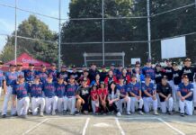 朝日レガシーゲーム2025 歴史を継ぎ、未来へつなぐ 試合開始前に集合写真。今年も青空に恵まれた。2025年9月1日、バンクーバー市。撮影 田上麻里亜/日加トゥデイ