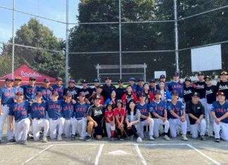 朝日レガシーゲーム2025 歴史を継ぎ、未来へつなぐ 試合開始前に集合写真。今年も青空に恵まれた。2025年9月1日、バンクーバー市。撮影 田上麻里亜/日加トゥデイ