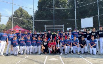 朝日レガシーゲーム2025 歴史を継ぎ、未来へつなぐ 試合開始前に集合写真。今年も青空に恵まれた。2025年9月1日、バンクーバー市。撮影 田上麻里亜/日加トゥデイ