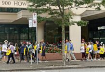 BC州公務員スト一時停止、BCリカーストアが再開 BCGEUのピケ。ブリティッシュ・コロンビア州バンクーバー市ダウンタウンで。撮影 日加トゥデイ