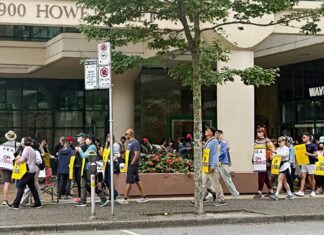 BC州公務員スト一時停止、BCリカーストアが再開 BCGEUのピケ。ブリティッシュ・コロンビア州バンクーバー市ダウンタウンで。撮影 日加トゥデイ