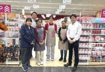 H-Martラングレー店内にダイソーがオープン DAISOカナダのスタッフが揃って、H-Martラングレー店で。写真提供 H-Mart。